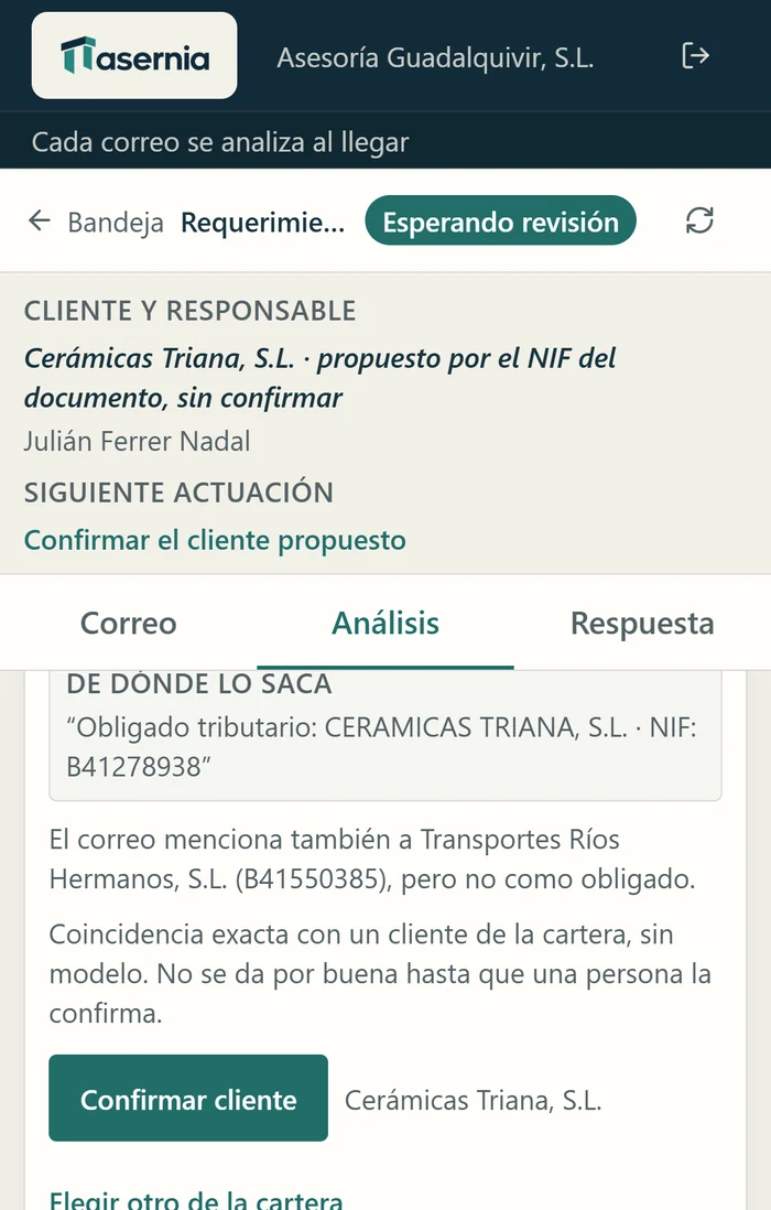 Cliente propuesto por el NIF del documento, sin confirmar, con el origen de la identificación y la acción para confirmarlo.