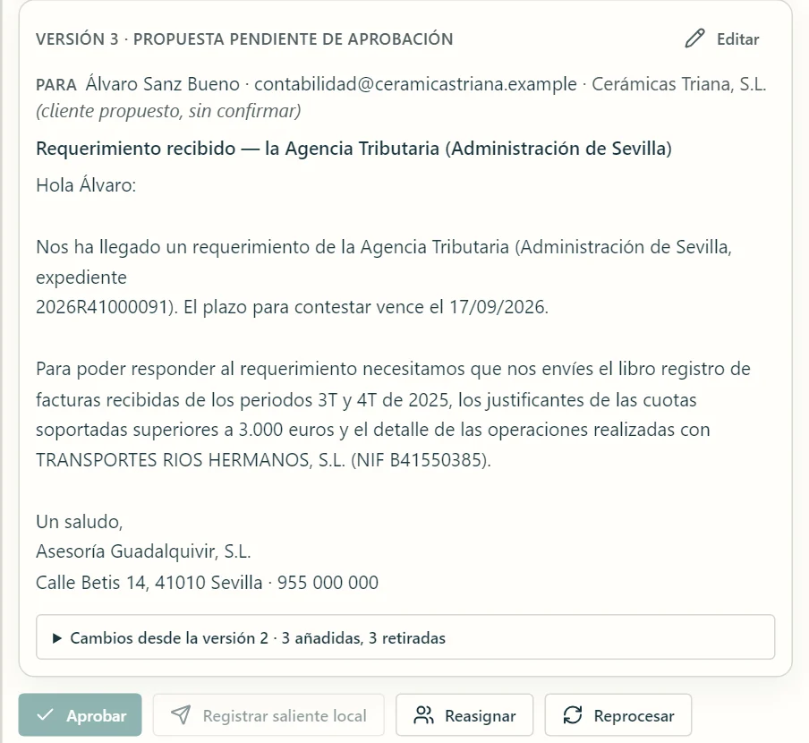 Propuesta de respuesta al cliente marcada como pendiente de aprobación, con opción de editar y botón para aprobar.